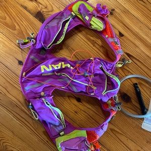 Nathan female hydration vest with bladder